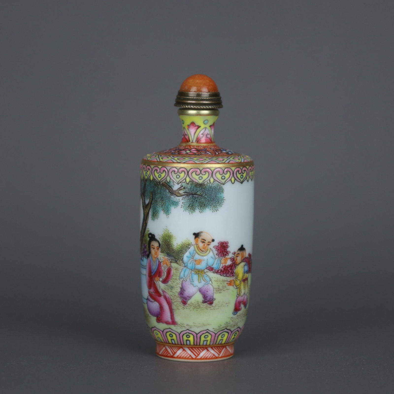 Yongzheng-mark Famille Rose Snuff Bottle: 8.7*3.5