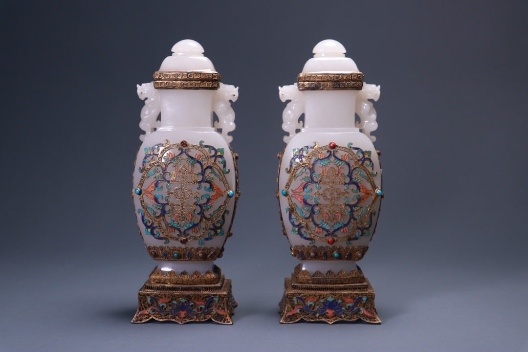 A pair of Hetian jade vases with silver and gilt inlay: 8.5*6.5*22/1539g