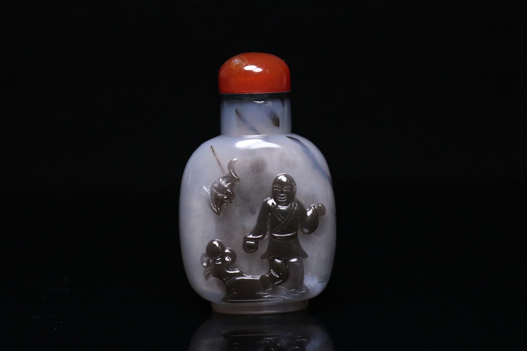 Agate snuff bottle with clever color carving (1 of 2)