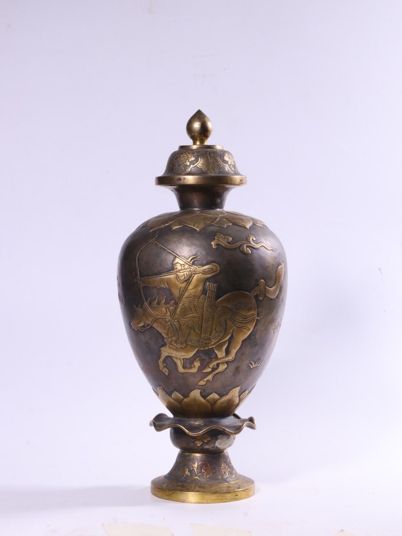 Liao-Jin -mark pure silver gilt-covered bottle (1 of 4)