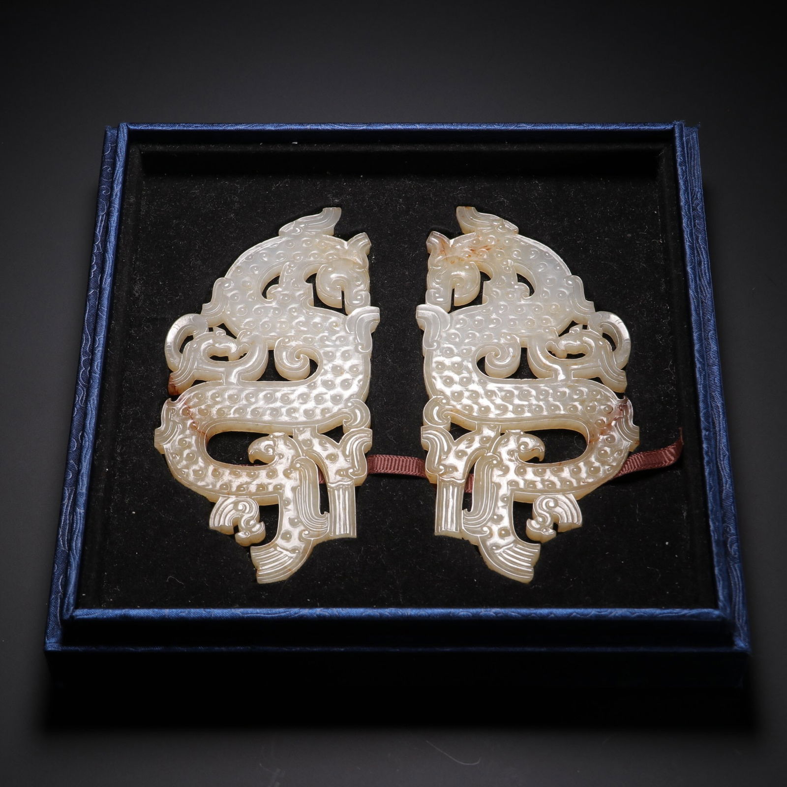 A pair of Han dynasty jade pendants: 1 3*6/107g