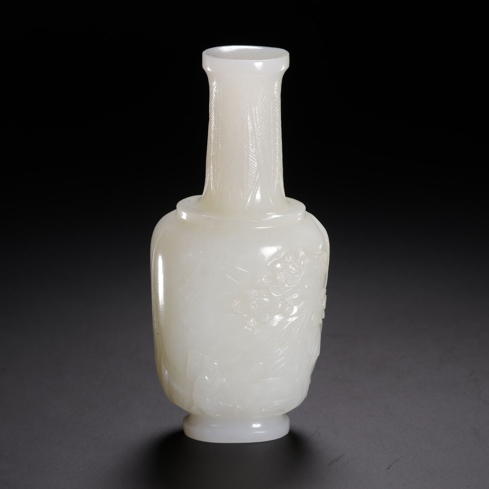 Qing dynasty Hetian jade vase (1 of 4)
