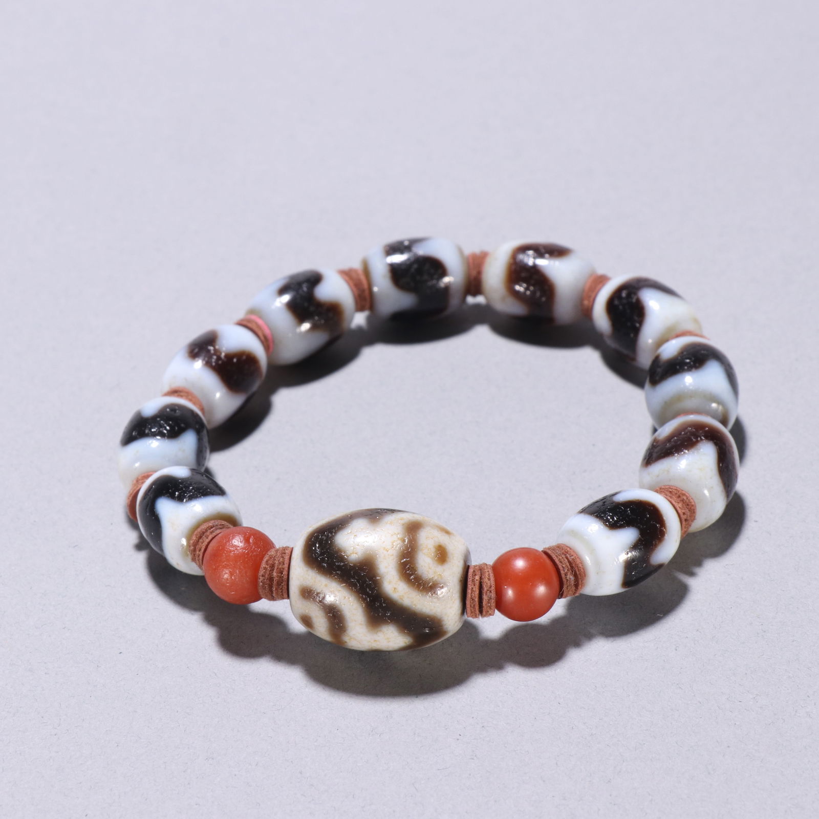 Tiger tooth dzi bead bracelet: 1.1/41g