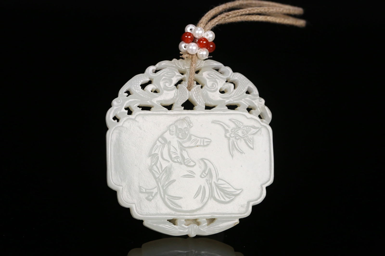 Hetian Jade Plaque: 5.2*4.8*0.6/33g