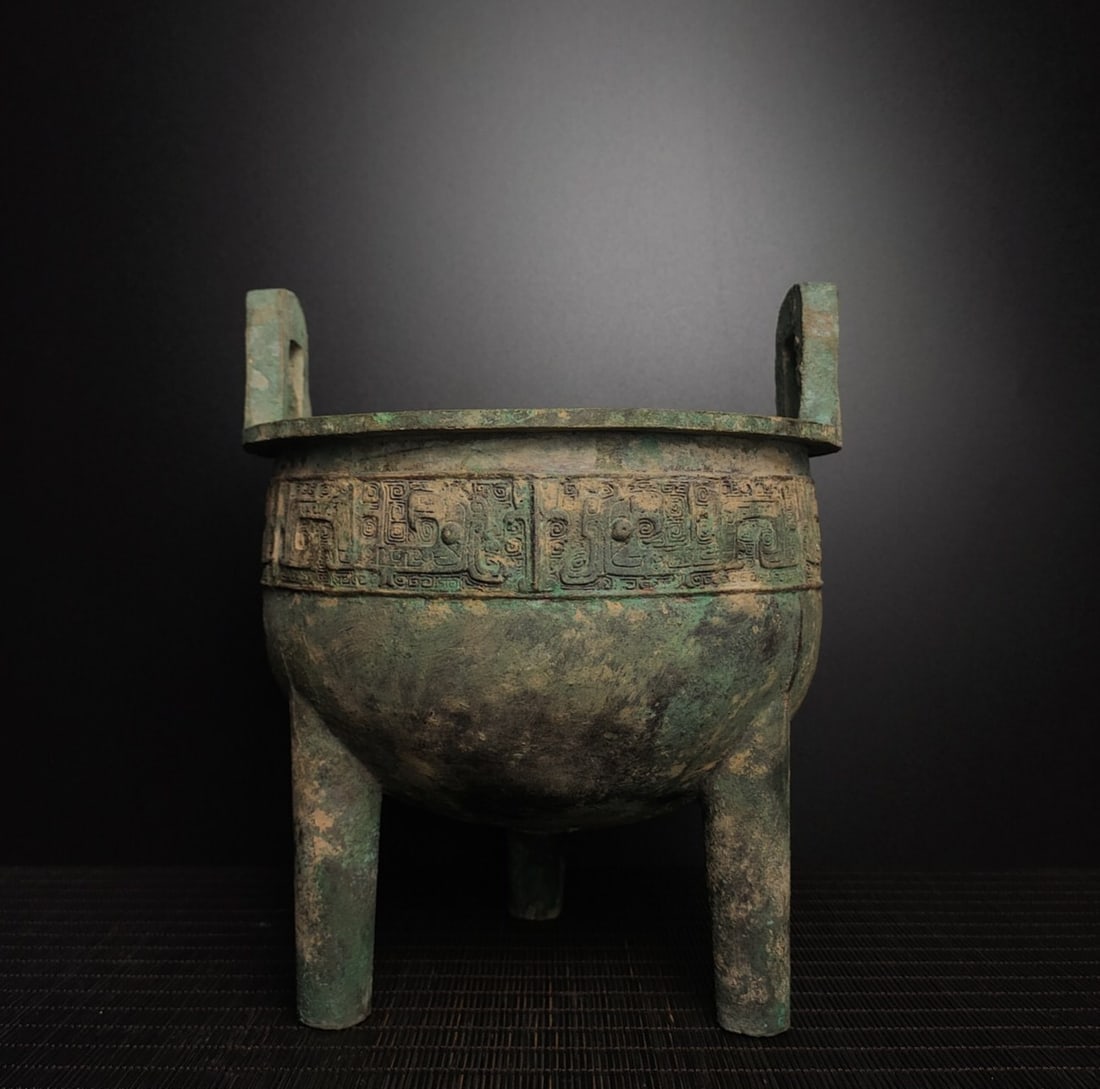 Shang and Zhou Dynasty Bronze Round Ding (1 of 4)