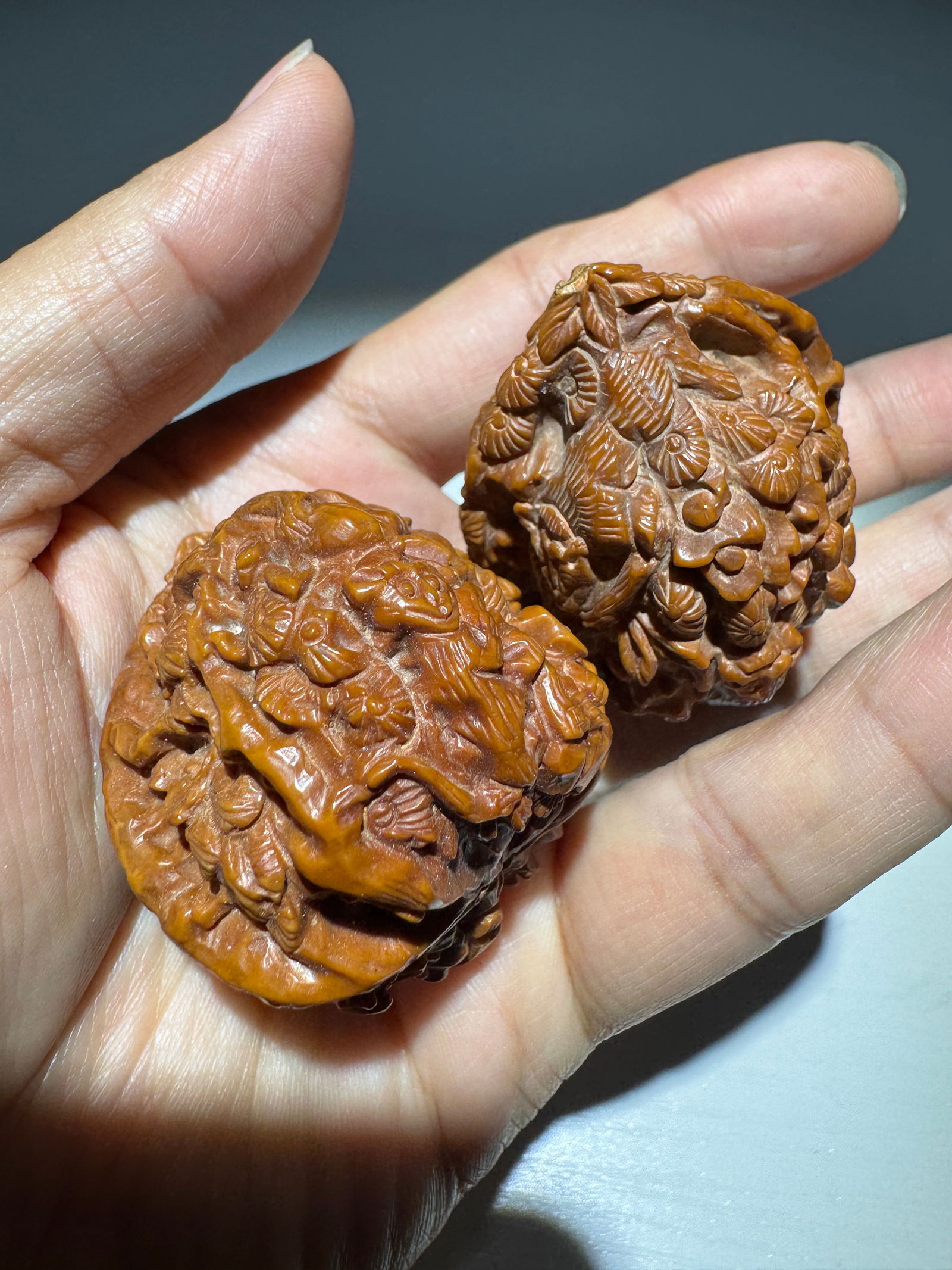A Pair of Qing Dynasty Olive Pit Carved Hand-held Pieces: 4.1*4.3*4.9