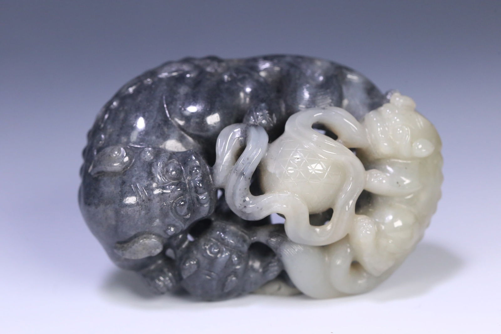 Qing Dynasty Hetian Blue and White Porcelain Pebble Hand-held Piece: 8.9*6.1*3.5/215.5g