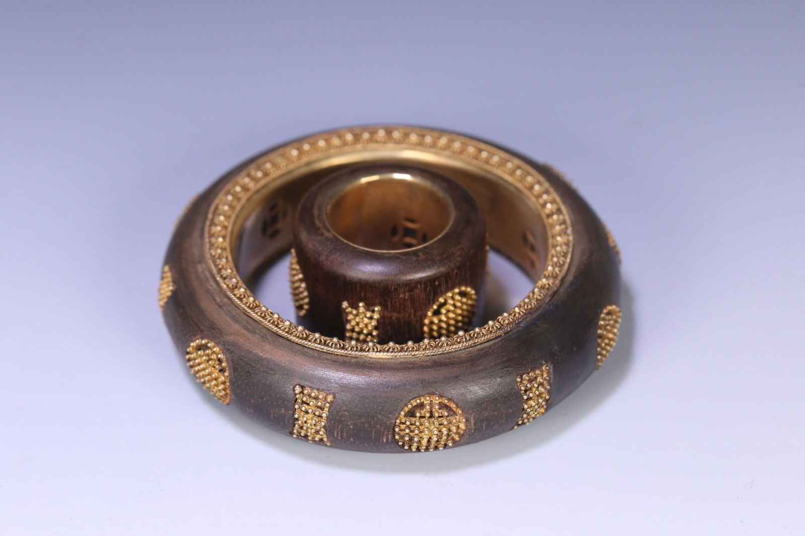 A set of agarwood inlaid silver-gilt thumb ring and bracelet: 2.2*2.8/6*1.5*2.3/125g