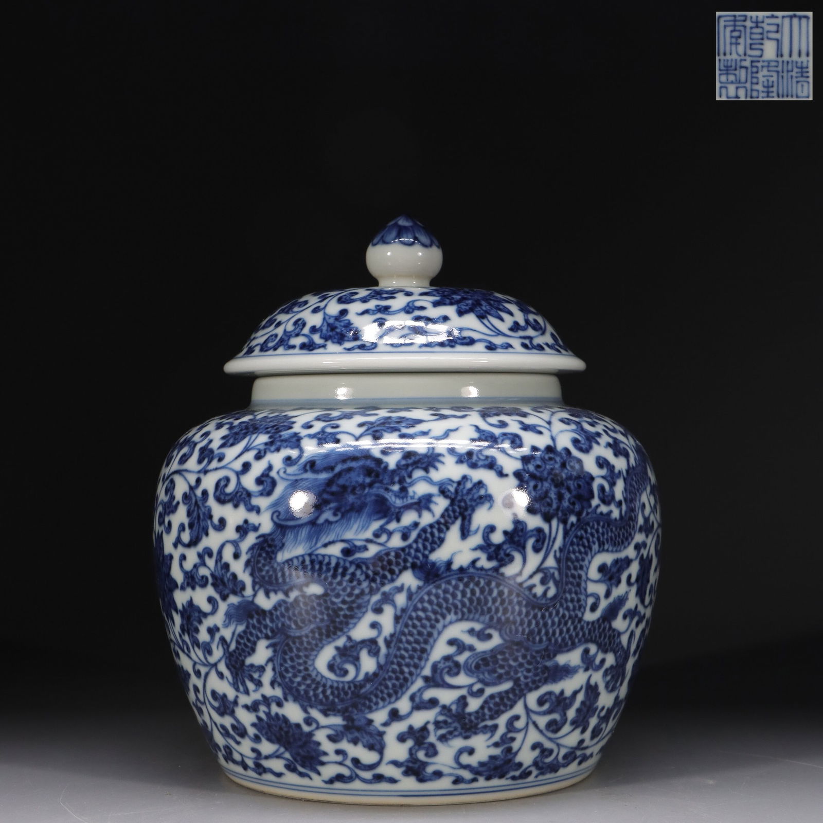 Qianlong -mark blue and white covered jar (1 of 4)