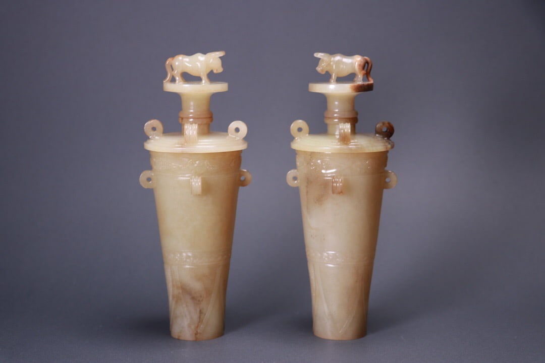 A pair of Hetian jade covered cups: 7 .5*5*18.5/666g