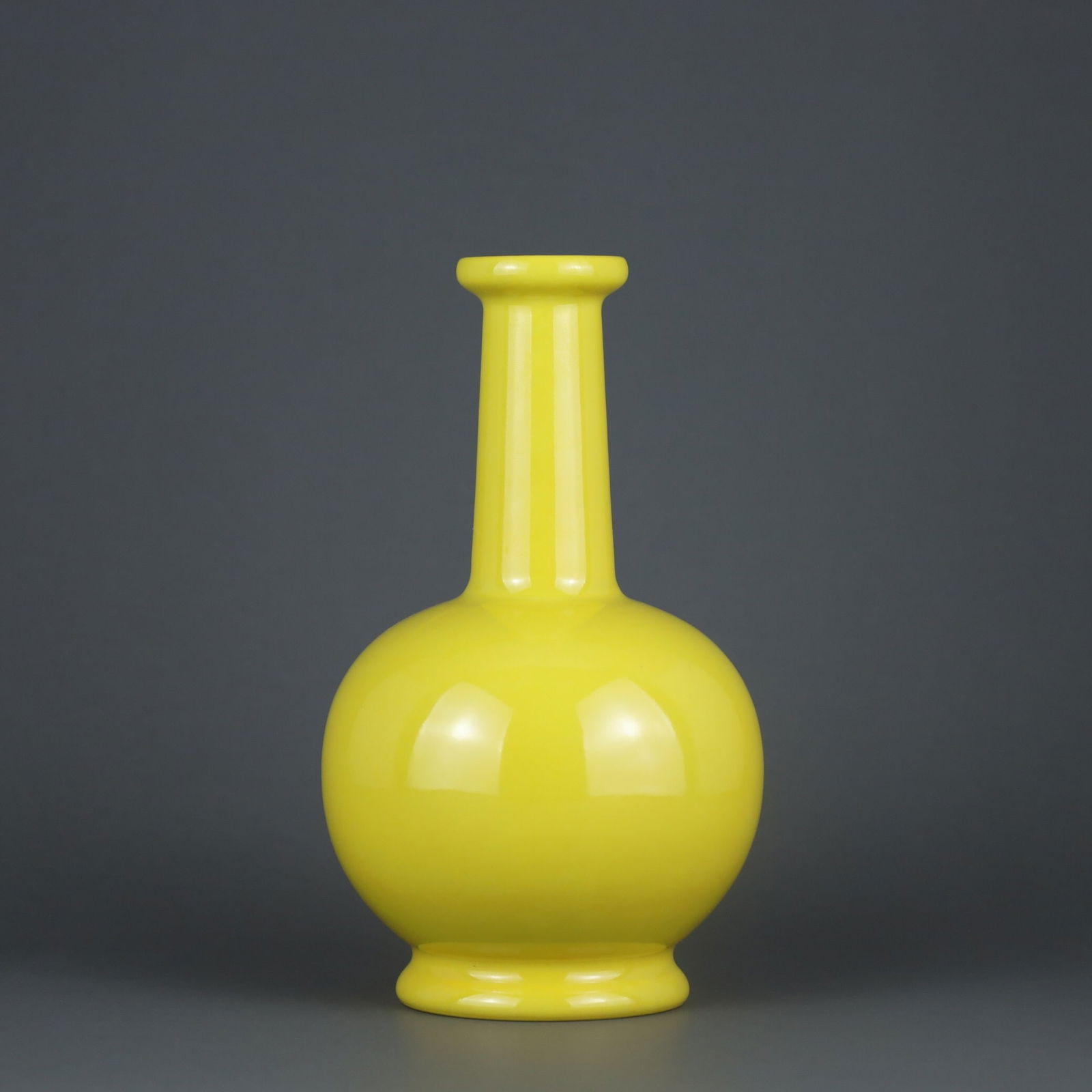 Qianlong -mark Lemon Yellow Glazed Long-Necked Vase: 19*11