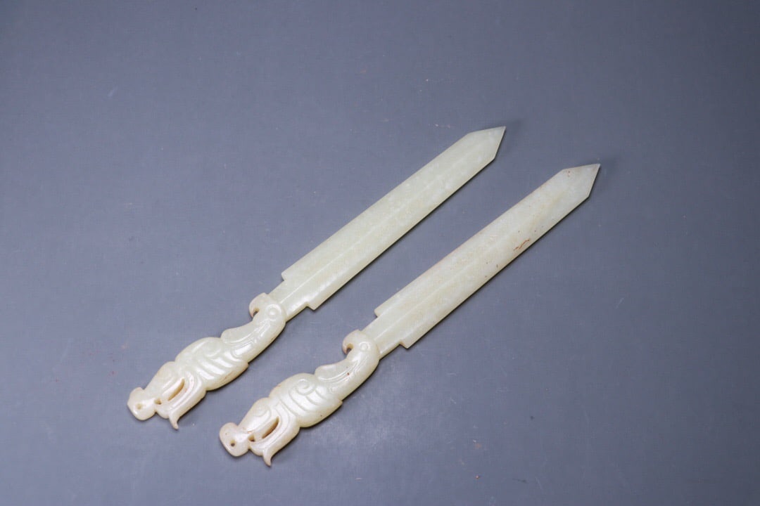 A Pair of Hetian Jade Weapons: 2 4.5*2.8*1.3/207g