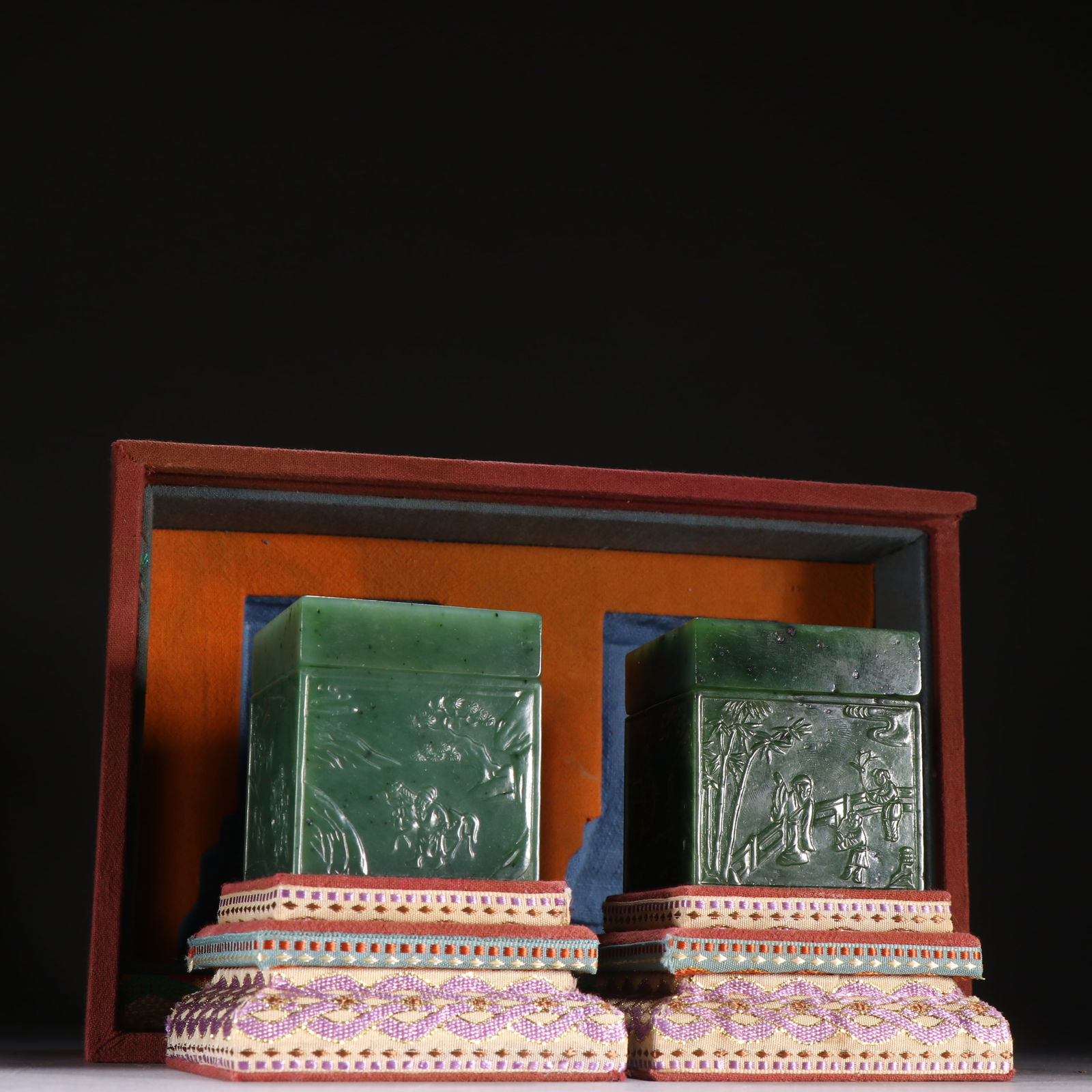 A Pair of Qianlong-mark Jadeite Covered Boxes: 6 .3*5.4/303g each