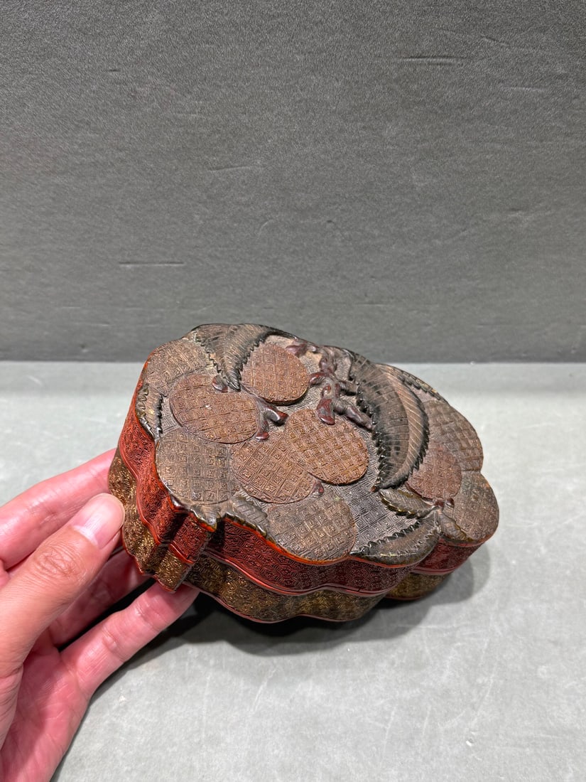 Qing Dynasty Carved Lacquer and Gilded Red Lacquer Box: 1 3.8*10*5