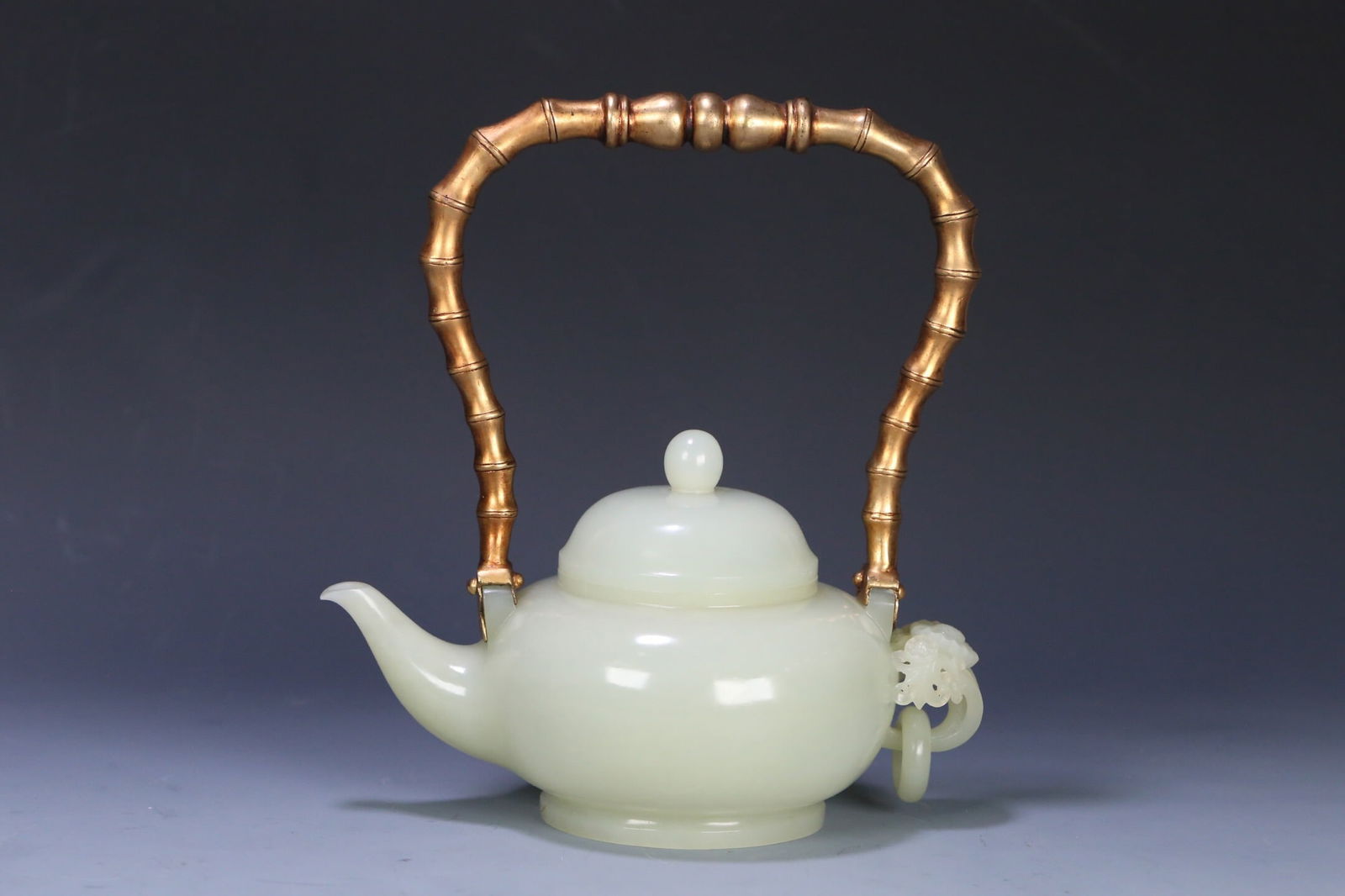 Qianlong-mark Hetian jade teapot inlaid with gilt bronze (1 of 5)