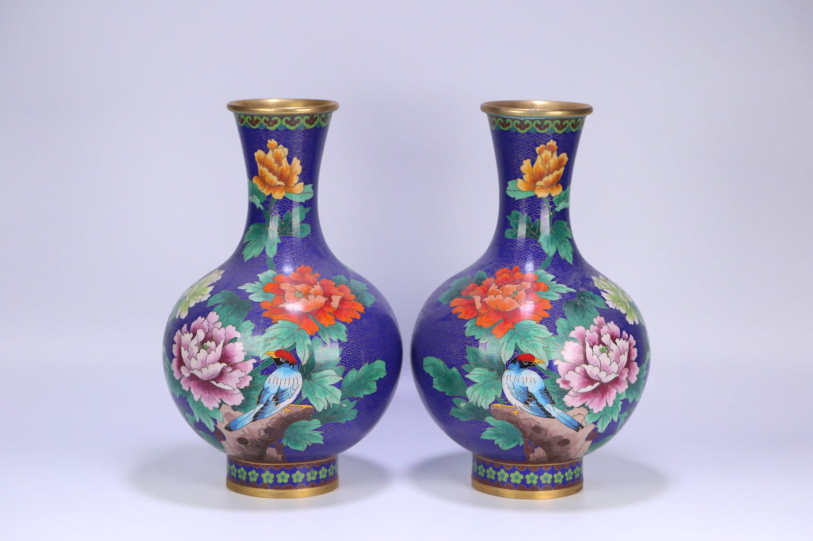 A pair of cloisonné enamel vases from the -mark of foreign exchange earnings (1 of 4)