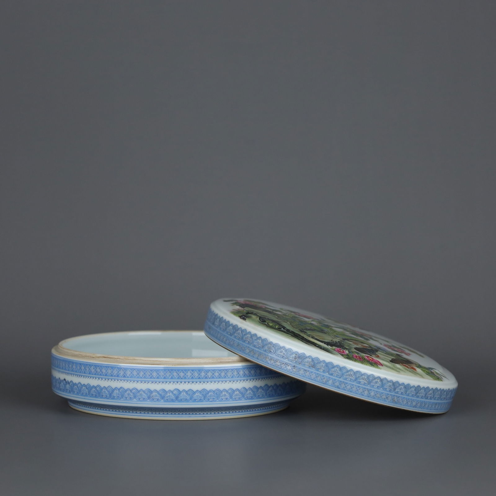 Qianlong Mark Famille Rose Gift Box: 1 6.3*6.5