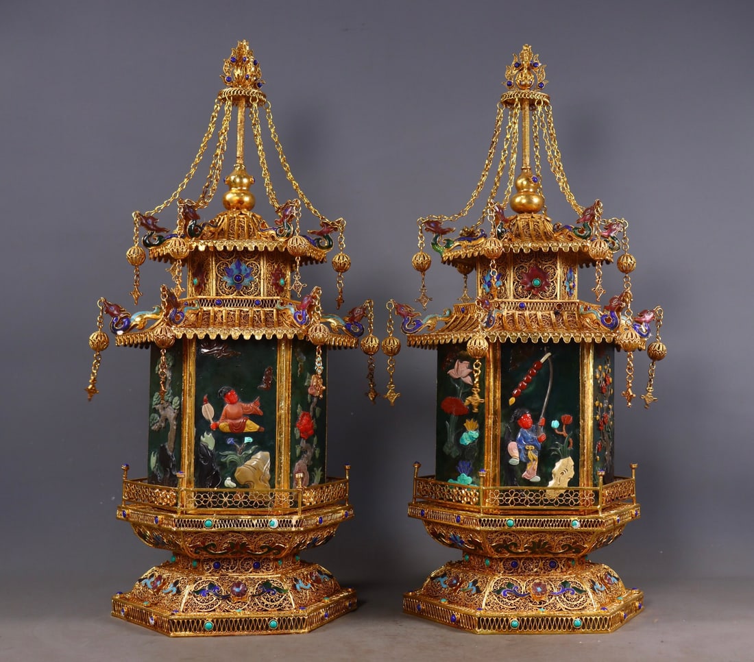A pair of Qianlong-mark filigree gilt-gilt palace lanterns inlaid with Hetian jade and precious: 4 2.5*20/5.71kg