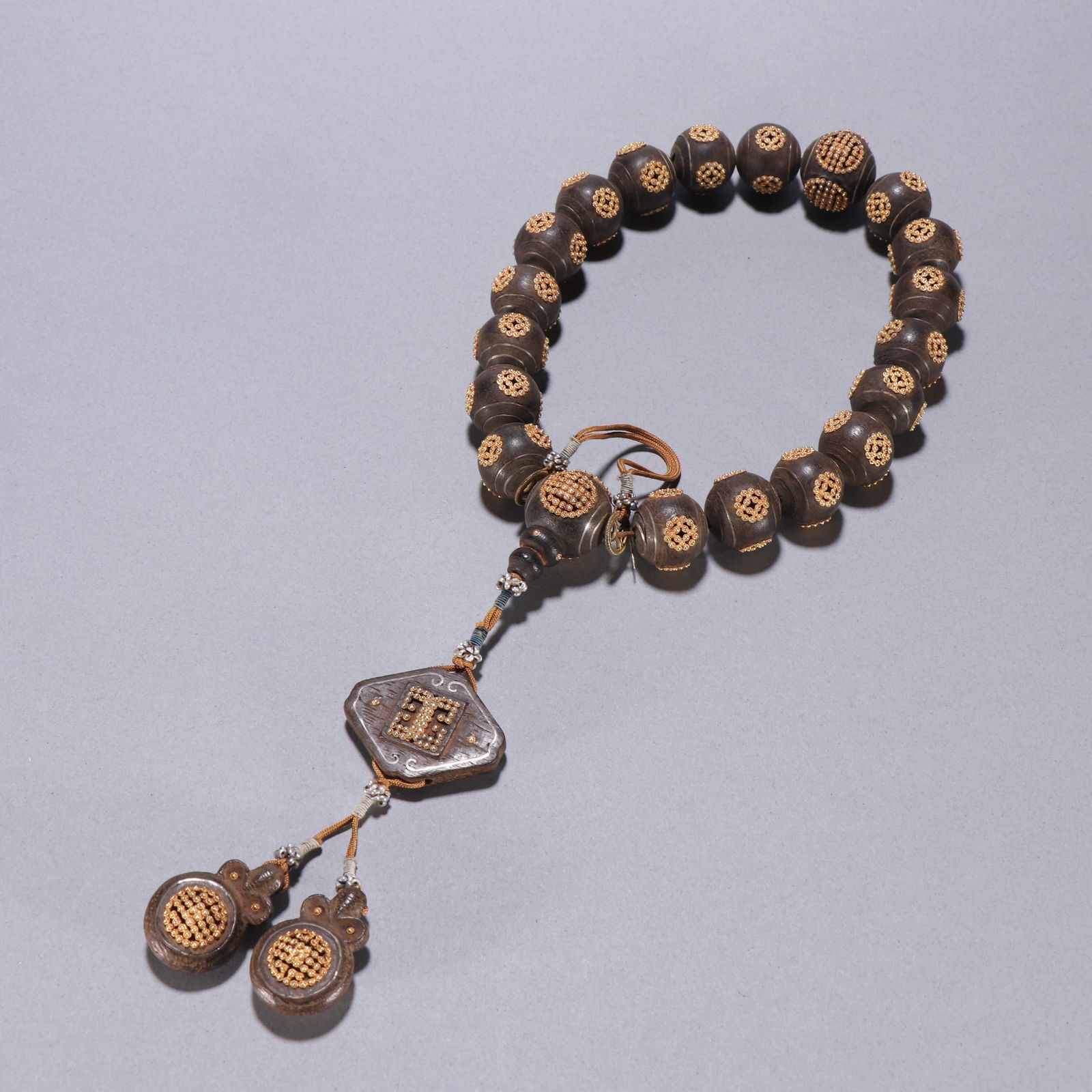 A Qing Dynasty agarwood hand-held bracelet inlaid with silver and gilt eighteen beads: 1 .8/106.9g