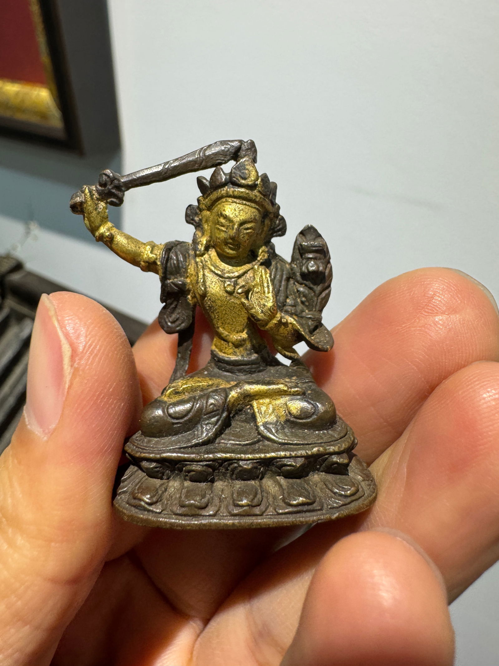 A Qing Dynasty gilt bronze Buddha statue: 4 .1*3.1*2/31.8g