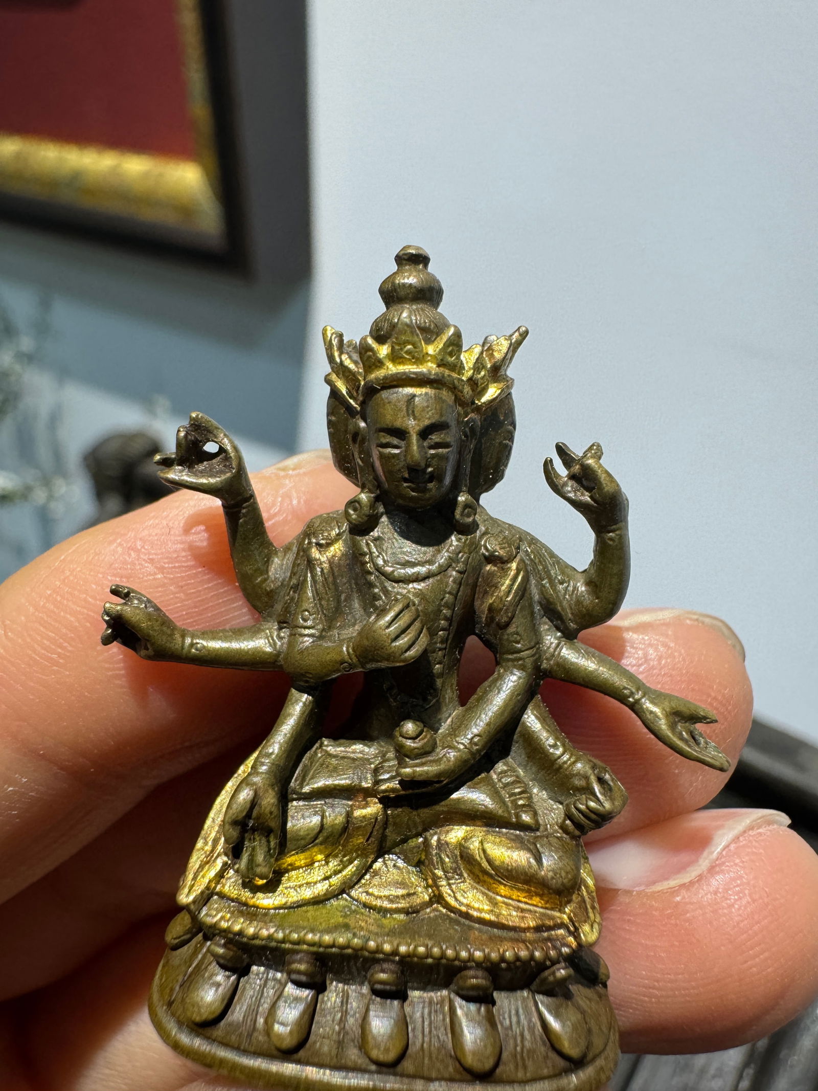 A Qing Dynasty gilt bronze Buddha statue: 3 .8*2.4*1.65/22.2g