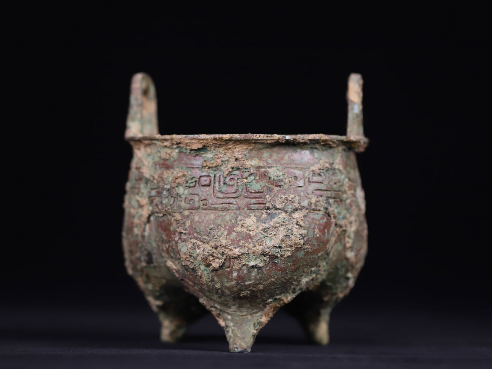 Shang and Zhou Dynasty Bronze Tripod Tripod (1 of 4)