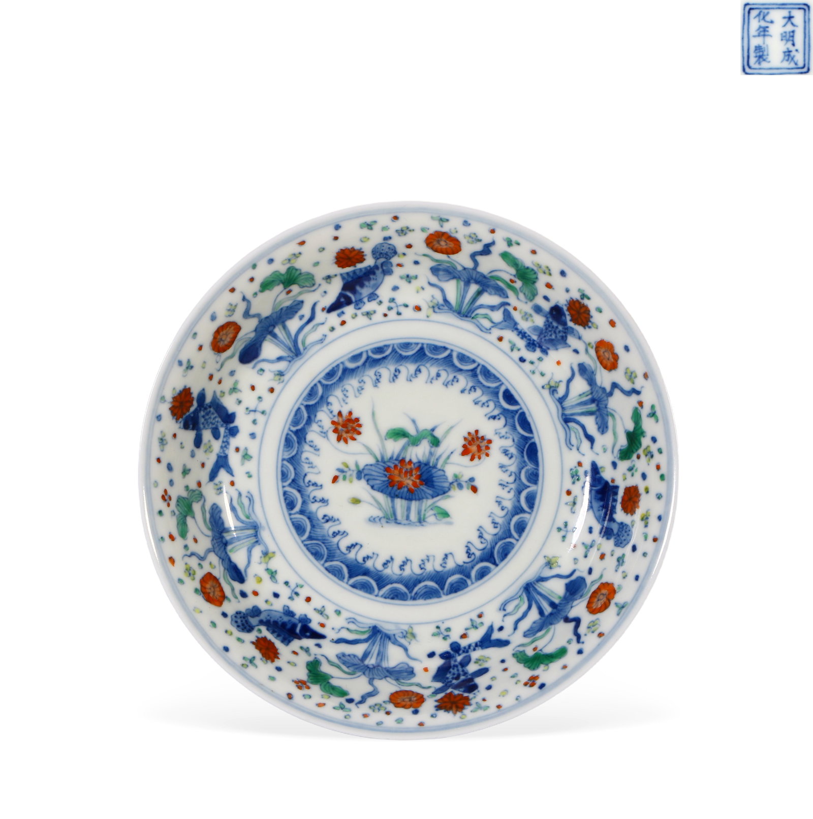 Chinese Doucai Fish and Algae Pattern Plate: Height 3cm, Diameter 17.5cm
