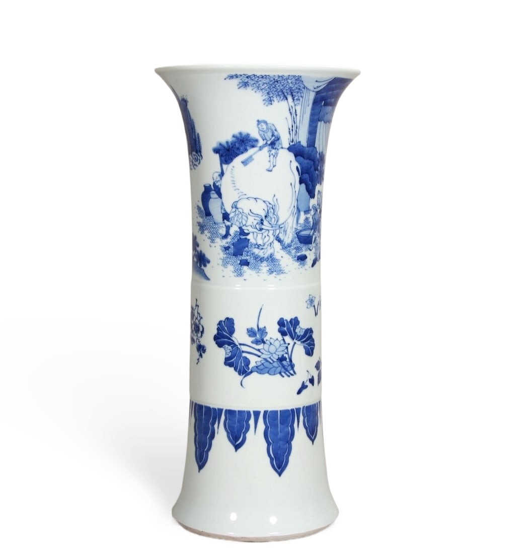 Chinese Ming Chongzhen blue and white porcelain vase with elephant washing design: Height 43.5 cm