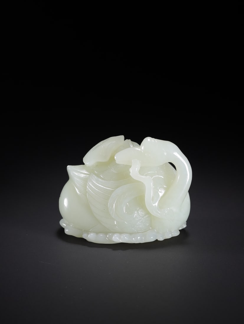 Chinese Hetian jade duck holding lotus ornament (1 of 9)