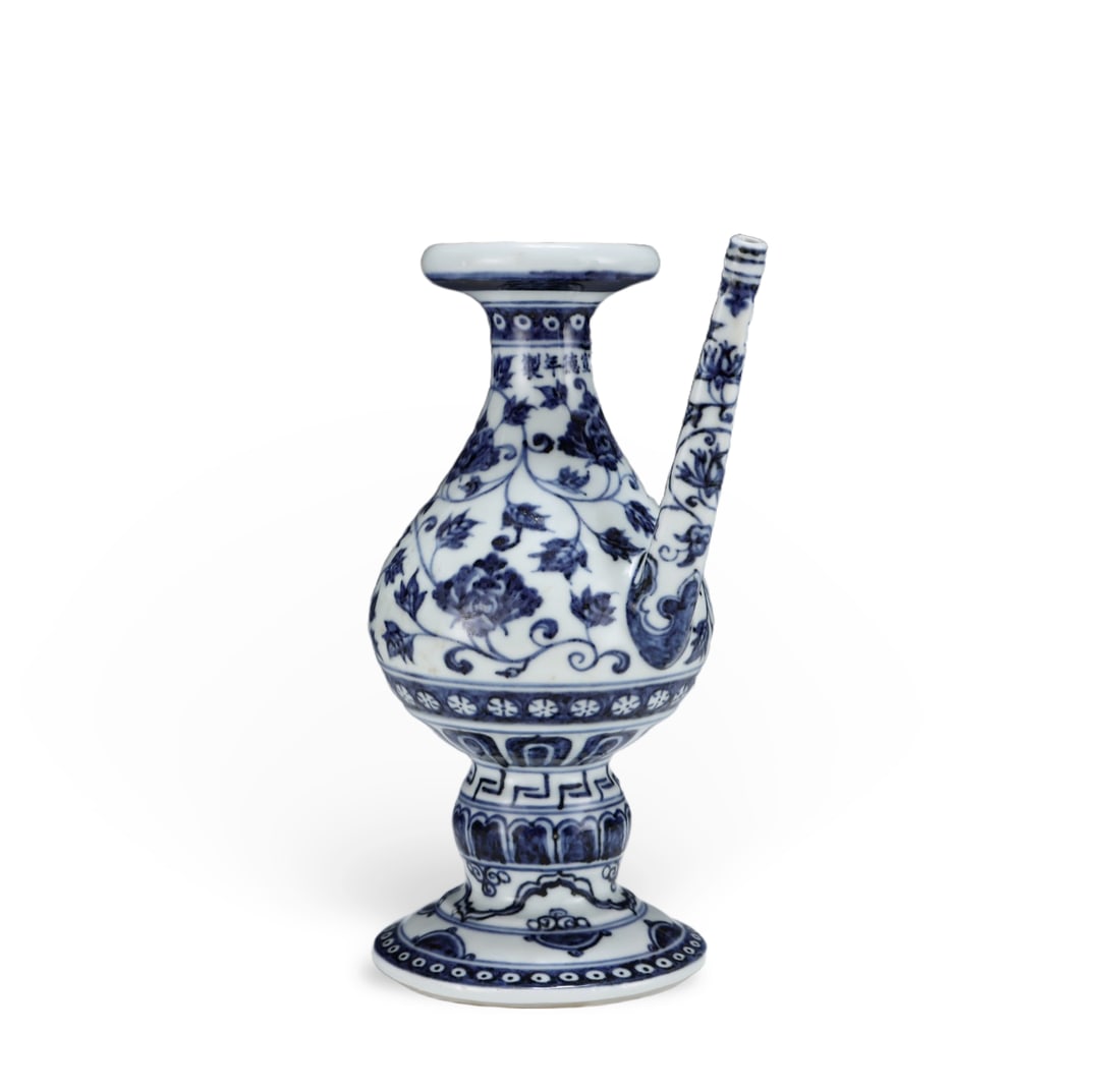 Chinese Ming Dynasty Xuande Mark Blue and white floral patterned ewer: Height 21.5 cm, belly diameter 14 cm