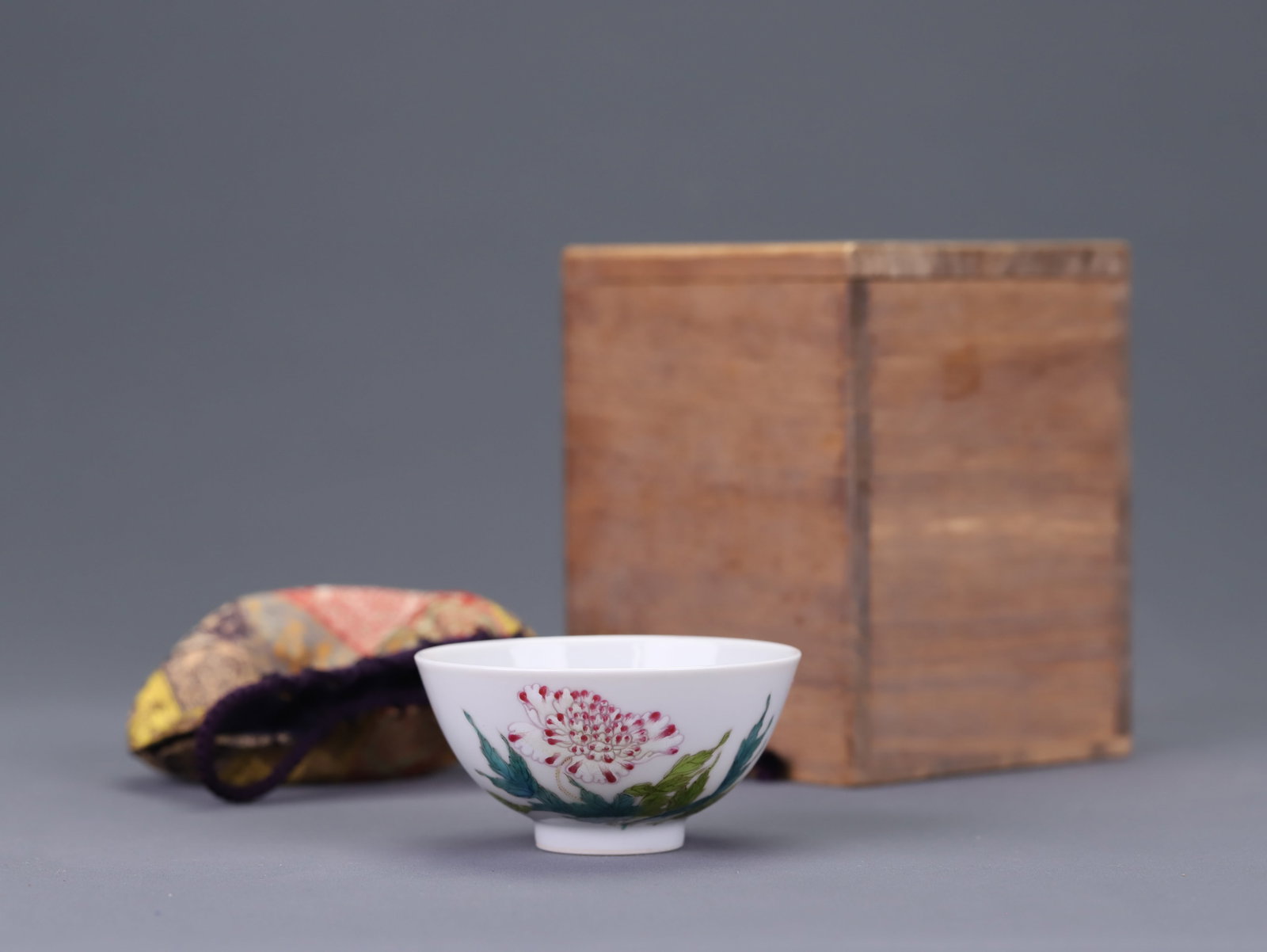 Chinese Qing Dynasty Tongzhi Mark mark famille rose bowl with poppy design: Height 3.7cm, Mouth diameter 8.2cm