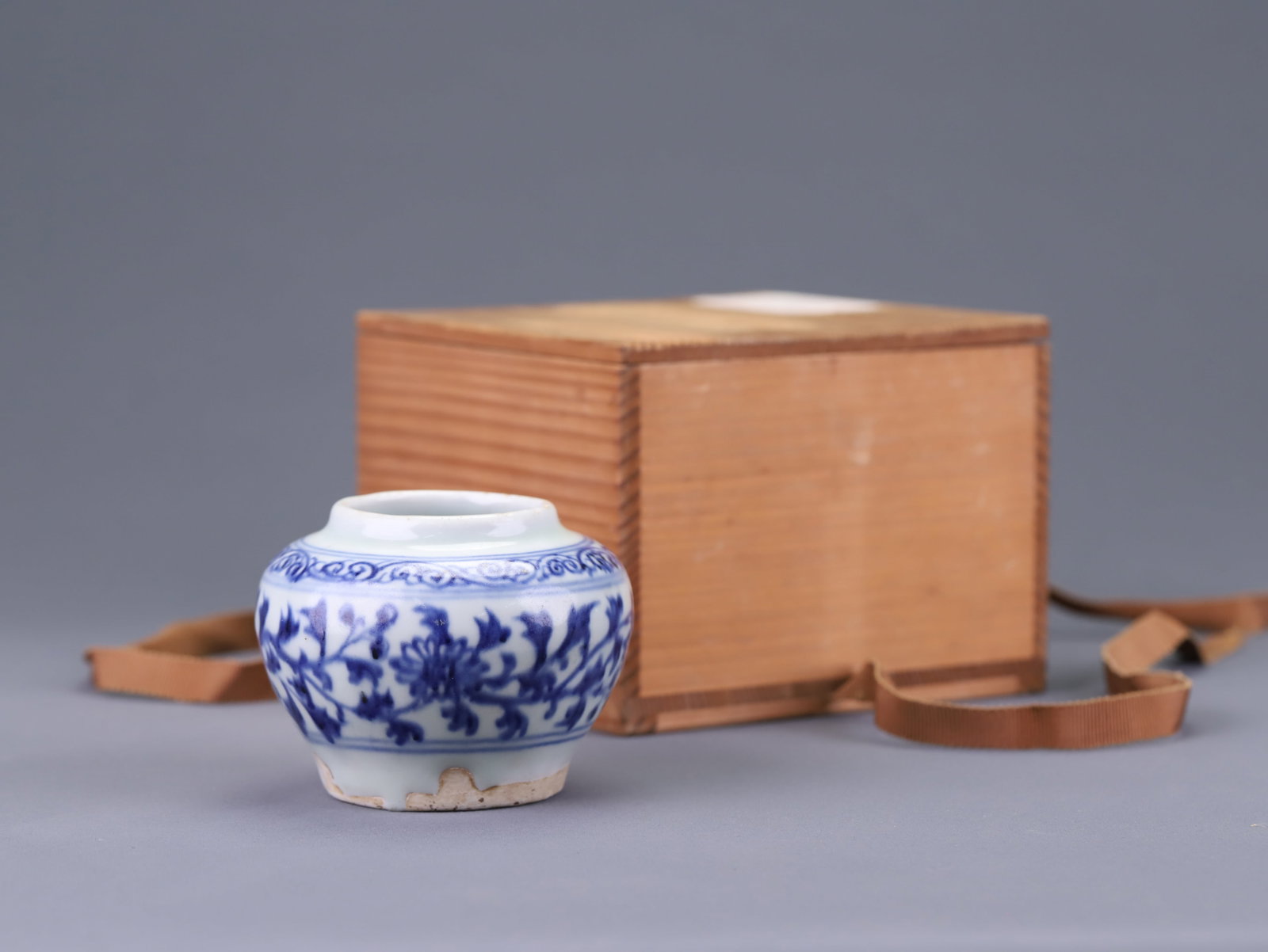 Chinese Ming Dynasty Blue and White Chrysanthemum Pattern Small Jar: Height 7.1cm, Belly diameter 9.15cm