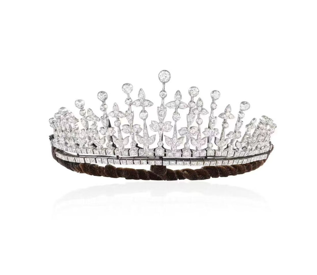 Late 19th century diamond tiara/necklace: The total weight of the diamonds is approximately 15.00 carats, and the necklacemarks inner length is 33.5 centimeters.