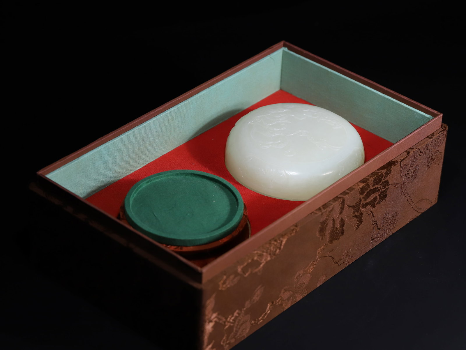 Chinese Hetian Jade Eight Treasures Longevity Round Box: Height 4.7 cm, width 10.5 cm, weight 375.5 g