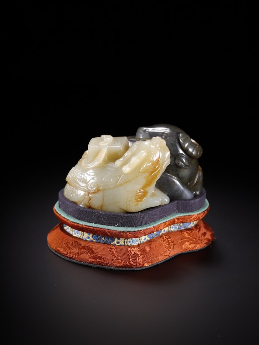 Chinese Hetian jade Qilin and Wagyu beef ornament: Dimensions: 7.7*7.5*4.6 cm, Weight: 355 g