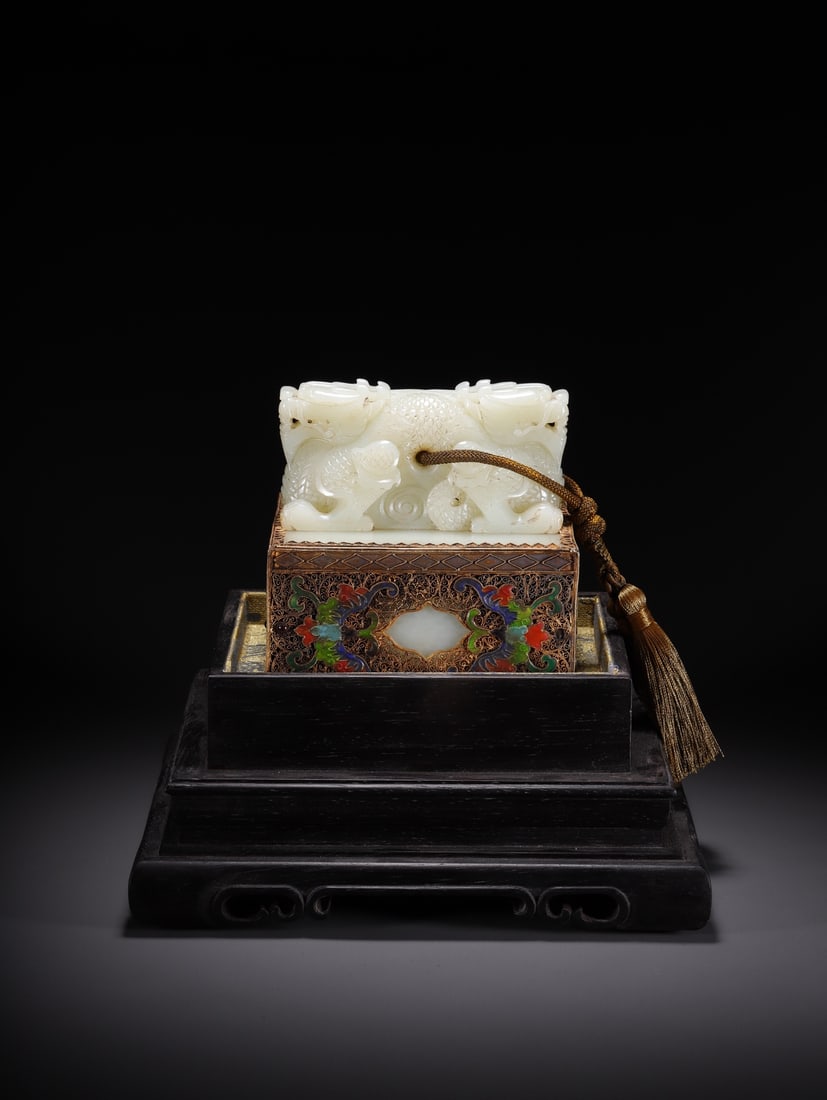 Chinese Hetian white jade inlaid with gold "Treasure Qianlong marks Brush" seal: Dimensions: 11.1*11.2*11.1 cm, Weight: 2488.3 g