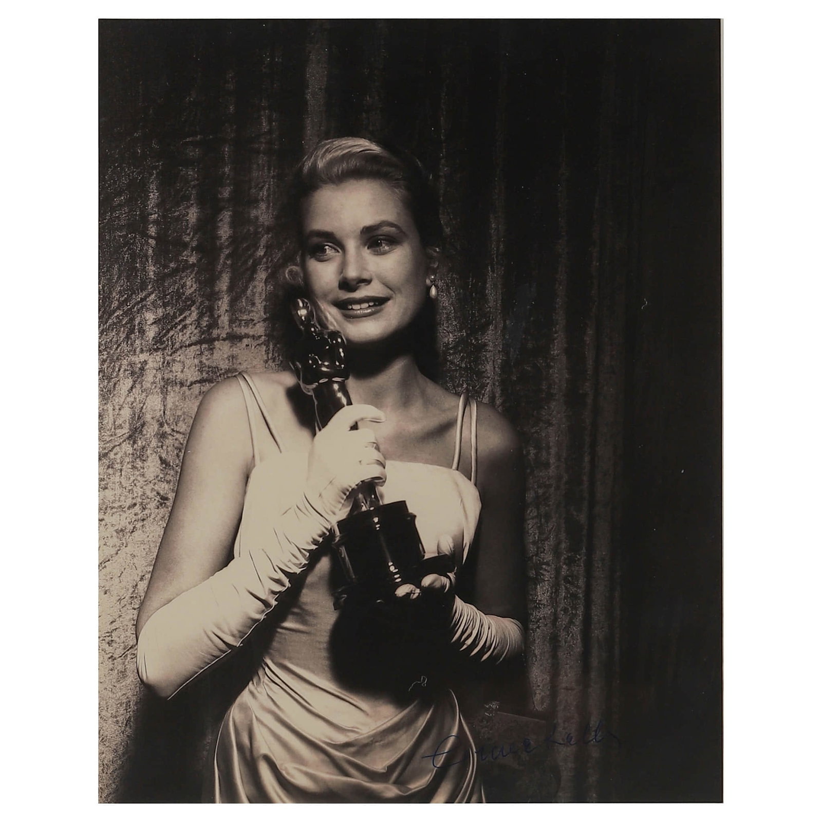 GRACE KELLY HOLDING THE ACADEMY AWARD FOR BEST ACTRESS (1 of 3)