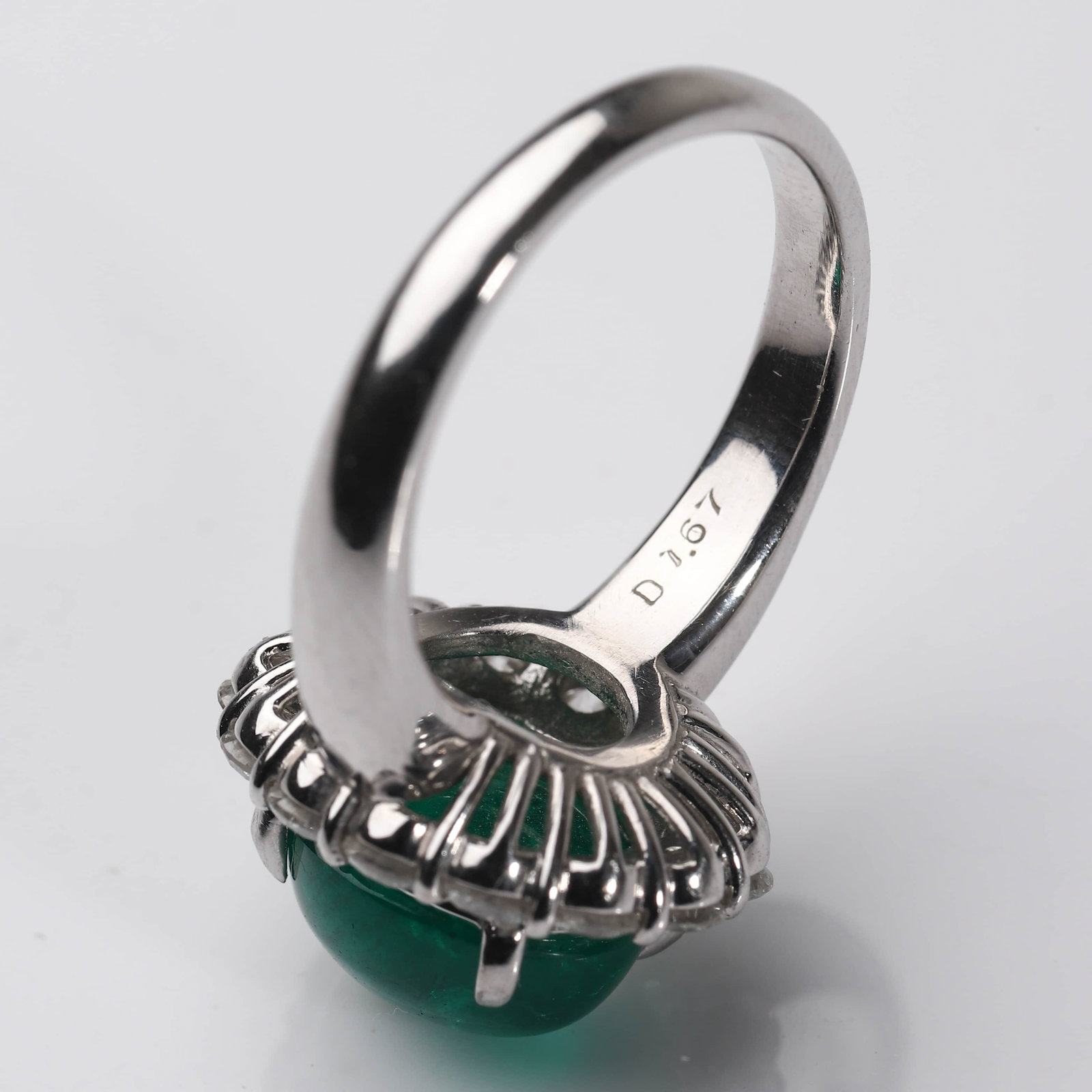 AN EMERALD AND DIAMOND RING - 4