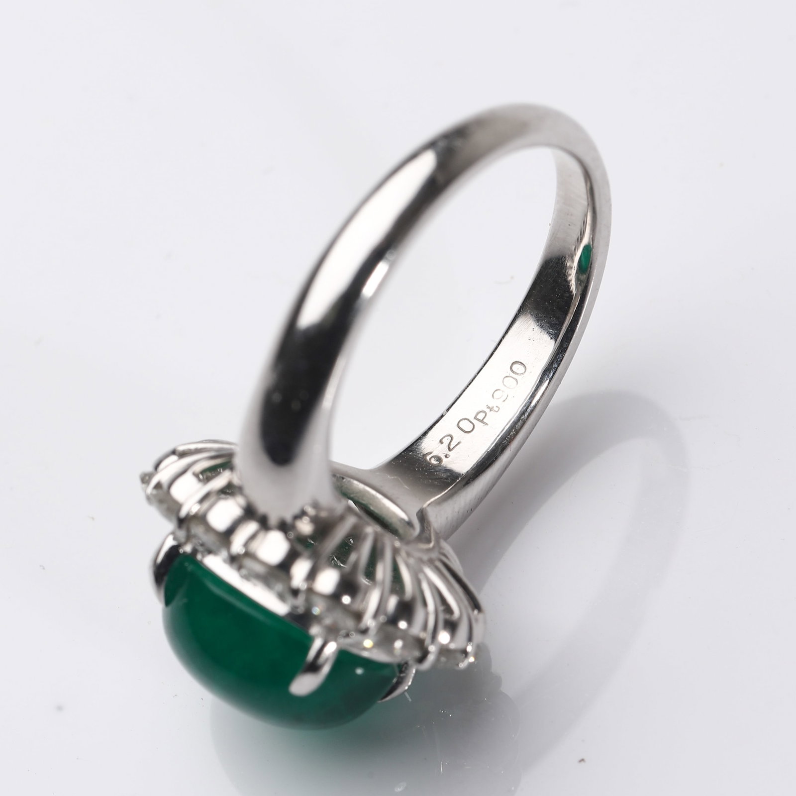 AN EMERALD AND DIAMOND RING - 5
