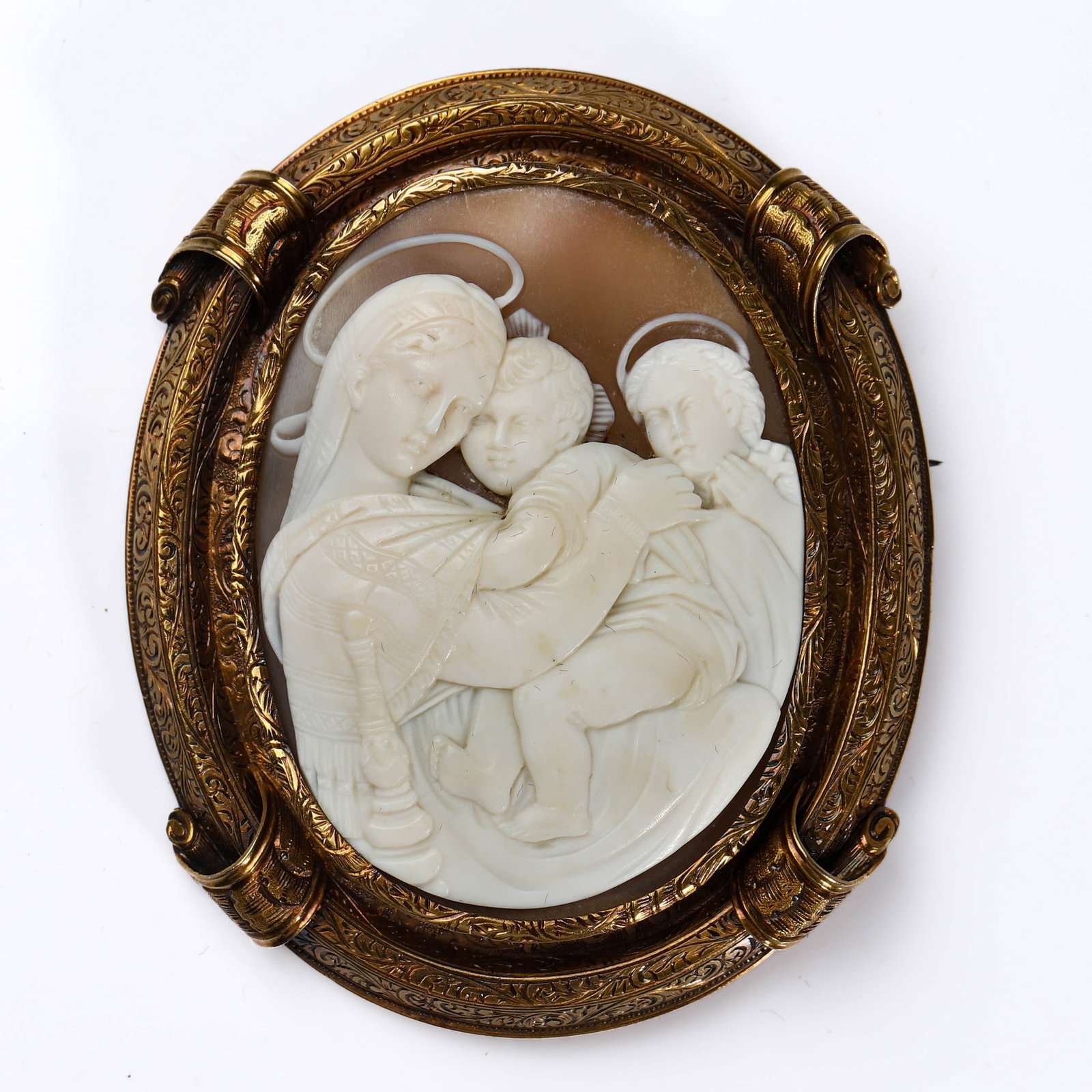 GEORGIAN PERIOD GOLD SHELL CAMEO BROOCH, "MADONNA DELLA SEDIA": Dimensions Height: approx. 2 3/8 in (60 mm); Width: approx. 1 31/32 in (50 mm); Weight: 20.4 g Description A distinguished Georgian-period gold-mounted shell cameo brooch, dating to circa 1714–1837,
