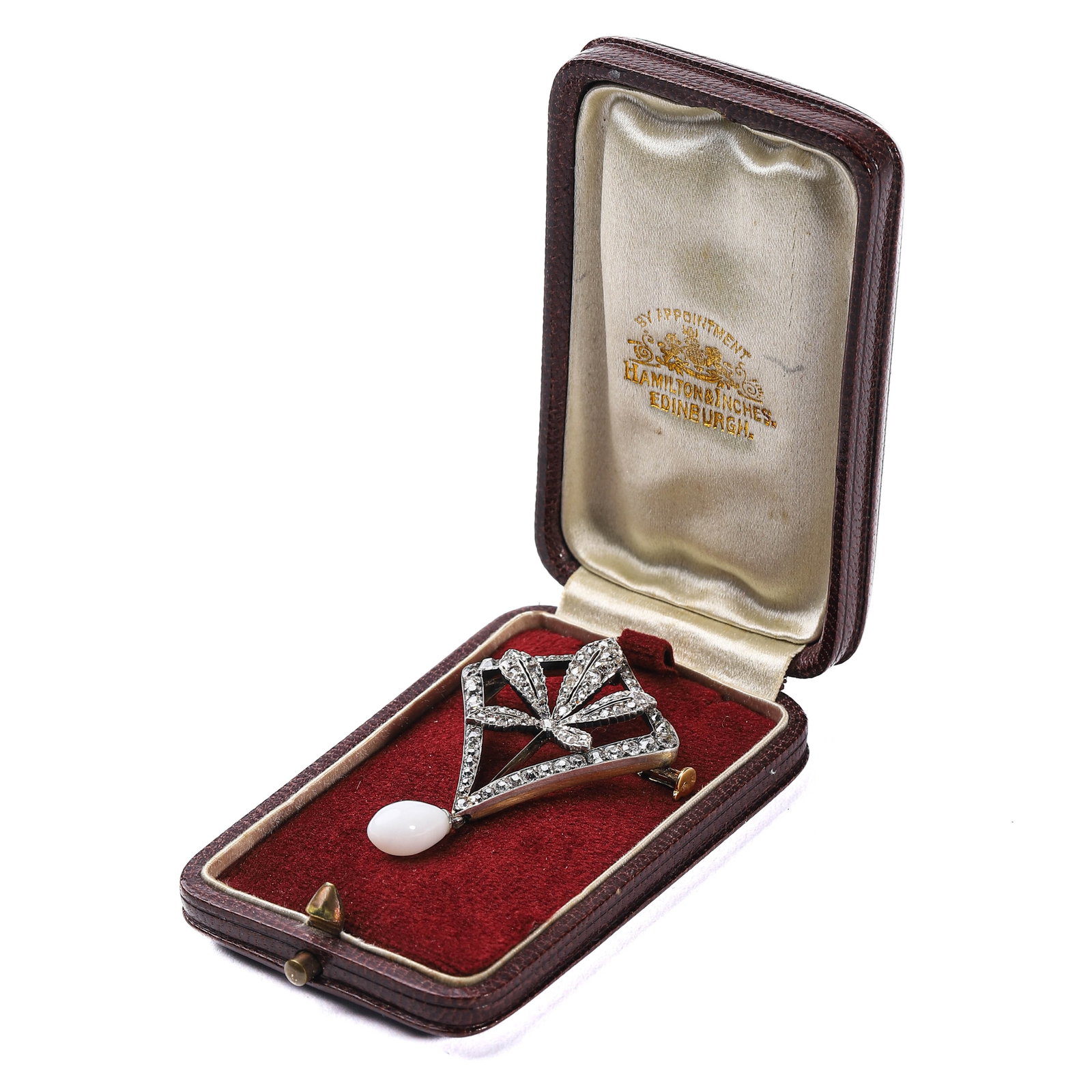 EDWARDIAN PERIOD (1901-1910) BRITISH DIAMOND AND CONCH PEARL BROOCH: An exquisite Edwardian-era brooch crafted with an 18K gold base layered with silver. This elegant piece is adorned with 108 old-cut diamonds in a luxurious pavé setting, a hallmark of Edwardian