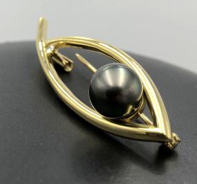 18k yellow gold pin w/ .04ct diamond & 9.3mm black 18k: 18k yellow gold pin w/ .04ct diamond & 9.3mm black pearl. 7.5 GTW. This item is part of a large personal collection of new never used jewelry, from The Black Pearl Gem Company. Makers of Fine Gold and