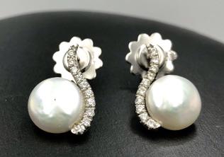 22k white gold, diamond and mother of pearl post e 22k: 22k white gold, diamond and mother of pearl post earrings 4.1 GTW grams total weight. This item is part of a large personal collection of new never used jewelry, from The Black Pearl Gem Company. Make