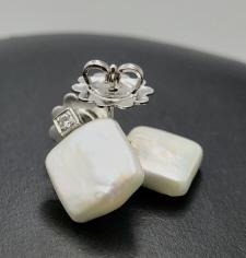 22k white gold, diamond and mother of pearl post e 22k: 22k white gold, diamond and mother of pearl post earrings 3.7 GTW grams total weight. This item is part of a large personal collection of new never used jewelry, from The Black Pearl Gem Company. Make
