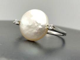 18k white gold, diamond and mother of pearl ring s 18k: 18k white gold, diamond and mother of pearl ring size 8 3.3 GTW grams total weight. This item is part of a large personal collection of new never used jewelry, from The Black Pearl Gem Company. Makers