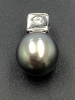 18k white gold pendant w/ .06ct diamonds and 8.6mm 18k: 18k white gold pendant w/ .06ct diamonds and 8.6mm black pearl. 2.1 gtw. This item is part of a large personal collection of new never used jewelry, from The Black Pearl Gem Company. Makers of Fine Go