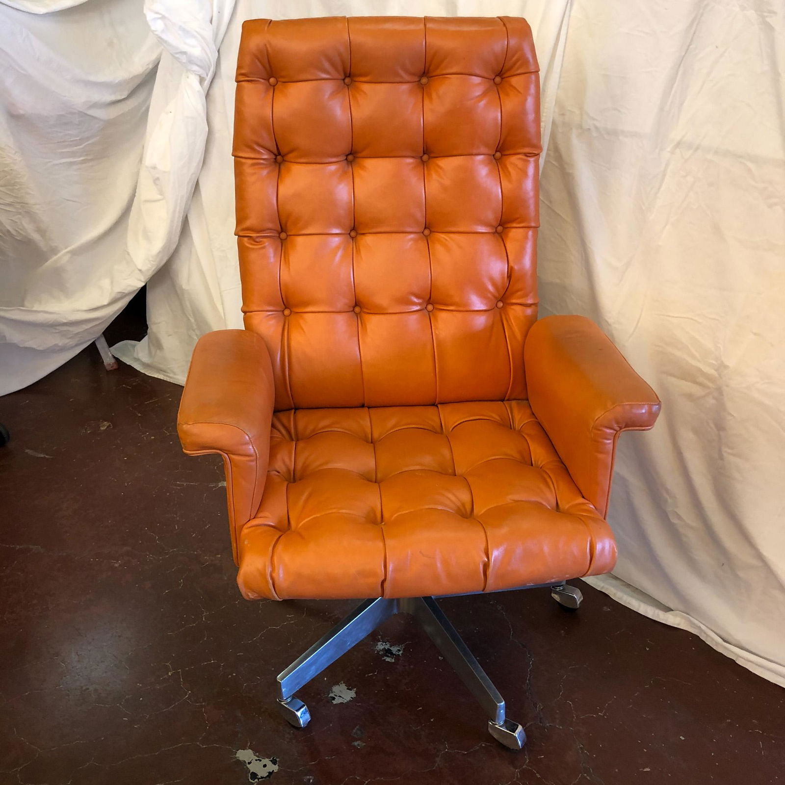 1960's Swiss De Sede DS 35 Executive Swivel Chair: 1960's Swiss De Sede DS 35 Executive Swivel Chair in leather and polished aluminum base. A few minor scuffs. Normal wear for its age Measures 29" x 29" x 45" Sh. 19"