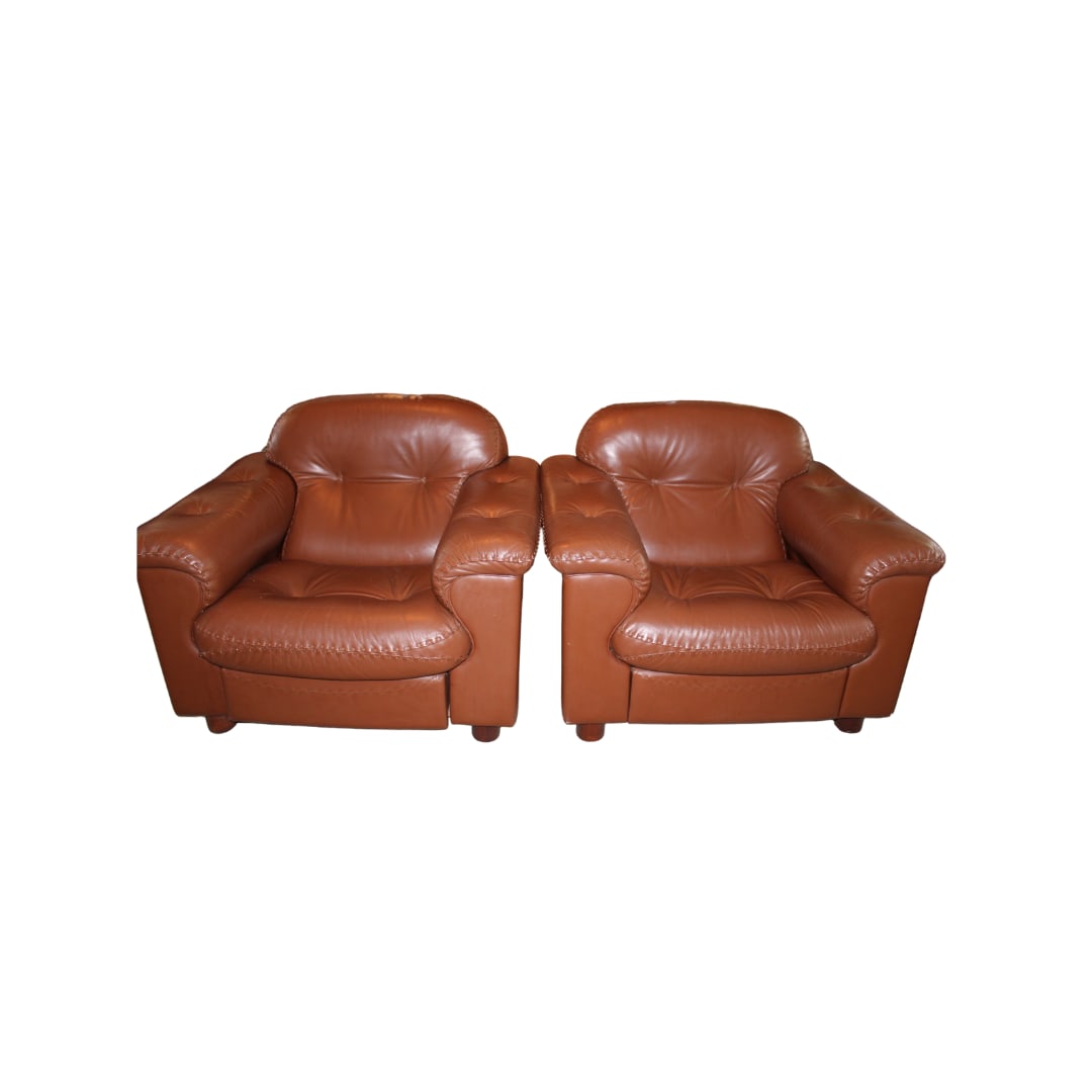 Pr. of Desede DS101 Lounge Chairs, Netherlands: Pr. of Desede DS101 Lounge Chairs, Netherlands C. 1970s One is a push out recliner and the other is just a lounge. Leather is perfect and both are in a charming chocolate brown Measures 33" x 40" x 36