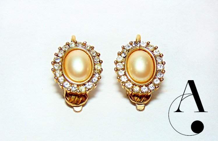 Vintage Earrings: TRIFARI: Vintage Collection / Trifari faux pearl and rhinestone / 3.7 grams each / .75x.75 inches-each / Color: Gold and Pearl / Clip On