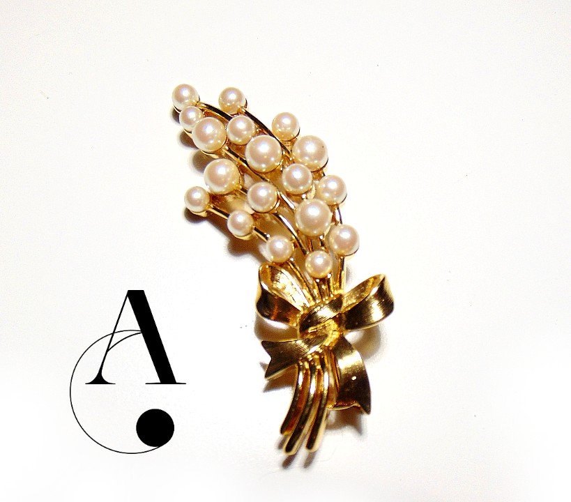 Vintage Brooch: MONET - Pearl Bouquet: Collection: Vintage Collection / Monet - Faux Pearl Bouquet Brooch / Height: 2.5 inches / Width: 1 inches / Weight: 15.5 grams